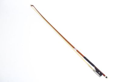 null German violin bow. Octagonal stick in pernambuco, mounted nickel silver. Good...