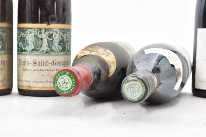 Réunion de 5 bouteilles de Nuits-Saint-Georges comprenant : 3 bottles of NUITS-SAINT-GEORGES...