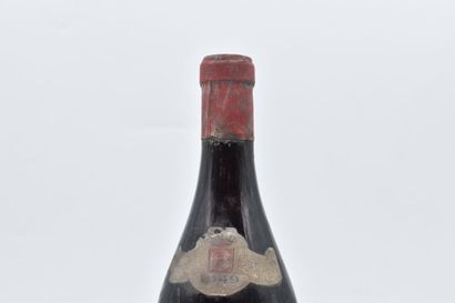 null 1 bottle of CHAMBERTIN 1949 Domaine illisible. 
Label damaged. 
Level : 6 cm...