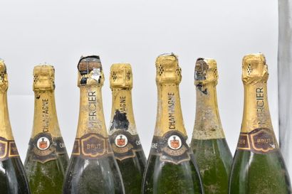 Ensemble de 10 bouteilles 3 bottles of Champagne Mercier (NM).
Very dirty and torn...