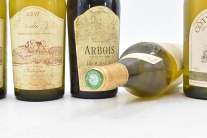 Réunion de 7 bouteilles de Jura comprenant : 3 bottles of Côtes du jura 1997 Domaine...