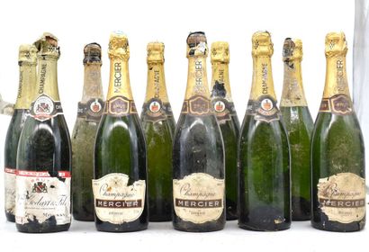 Ensemble de 10 bouteilles 3 bottles of Champagne Mercier (NM).
Very dirty and torn...