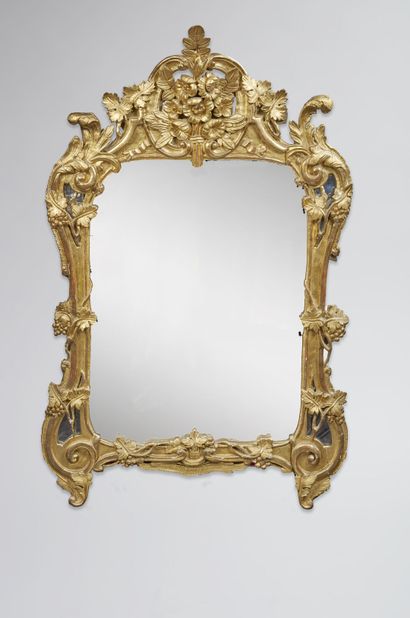 Miroir en bois sculpté et doré à décor d'un...