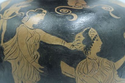 null Grande Grèce 
Vase en terre cuite à figures rouges, représentant trois personnages...