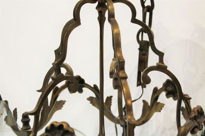 null Lanterne à cage en bronze doré et vitres bombées. 
De style Louis XV. Paris....