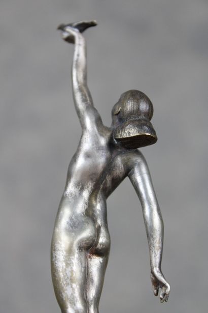null Pierre LE FAGUAYS (1892-1962)
Femme à la colombe, bronze à patine argentée,...