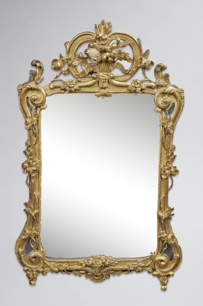 null Miroir d'entre-deux de style Louis XV en bois sculpté et doré au décor de branchages...