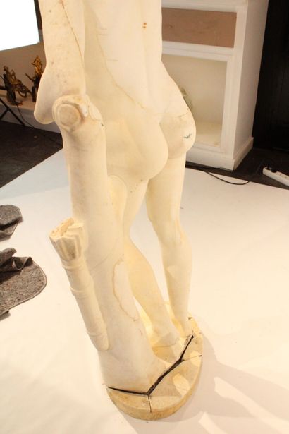 null D'après l'Antique 
Statue en marbre blanc sculpté représentant un jeune Éphèbe...