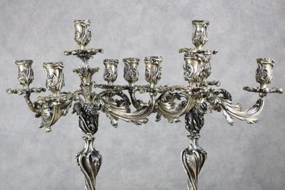 null Paire de candélabres de style Louis XV à cinq bras de lumière en bronze argenté,...