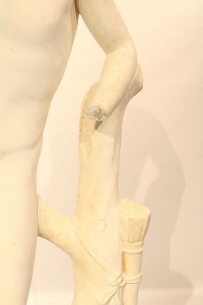 null D'après l'Antique 
Statue en marbre blanc sculpté représentant un jeune Éphèbe...