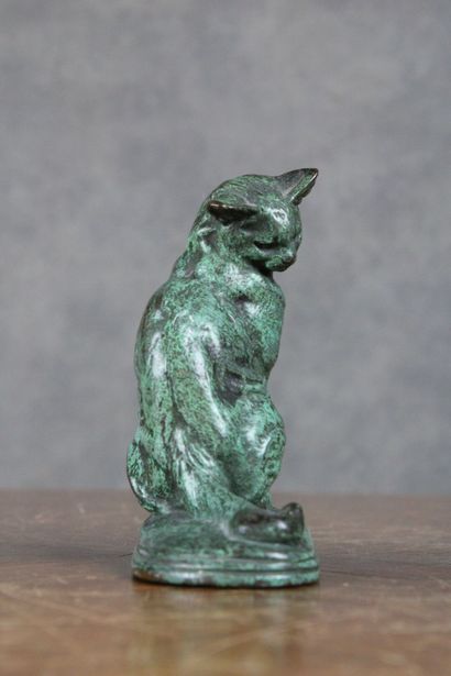 null Emmanuelle FREMIET (1824-1910)
Chat assis, bronze à patine verte, signé sur...