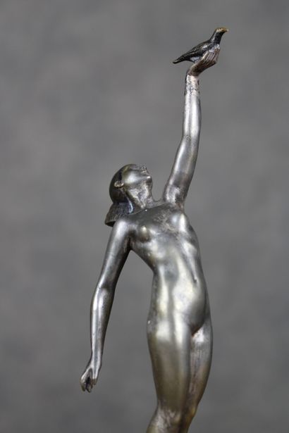null Pierre LE FAGUAYS (1892-1962)
Femme à la colombe, bronze à patine argentée,...