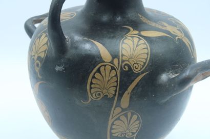 null Grande Grèce 
Vase en terre cuite à figures rouges, représentant trois personnages...
