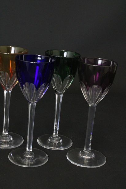 null BACCARAT. 
Modèle Génova. Ensemble de onze verres en cristal coloré, tamponnés...