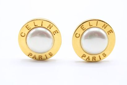 null CELINE.
Paire de boucles d'oreilles clips en métal doré et perles. Diamètre:...