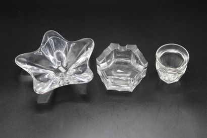null BACCARAT. 
Réunion de trois objets en cristal comprenant un cendrier, un verre...