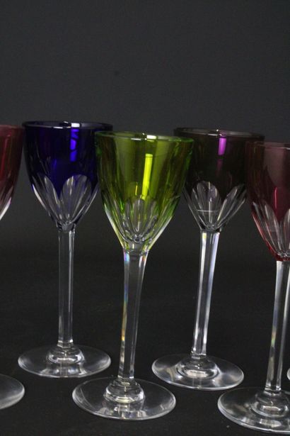 null BACCARAT. 
Modèle Génova. Ensemble de onze verres en cristal coloré, tamponnés...