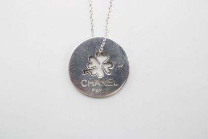 null CHANEL. 
Silver charm with clover design mounted on a silver chain (not original)....