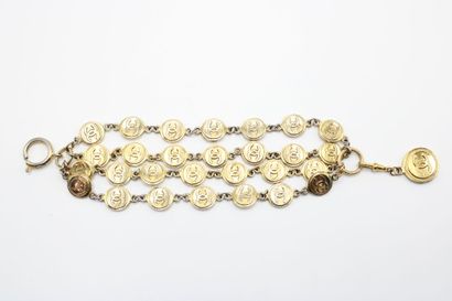 null CHANEL. 
Part of a gilded metal bracelet, signed on one link.
Length: 19cm.
Expert:...