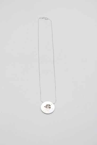 null CHANEL. 
Silver charm with clover design mounted on a silver chain (not original)....