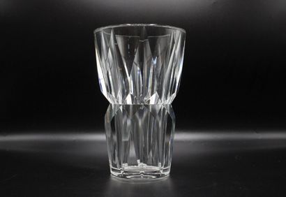 SAINT-LOUIS (Attribué à). 
Vase en cristal...
