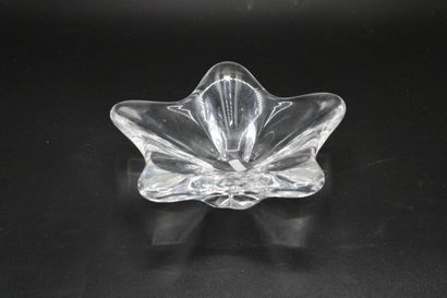 null BACCARAT. 
Réunion de trois objets en cristal comprenant un cendrier, un verre...