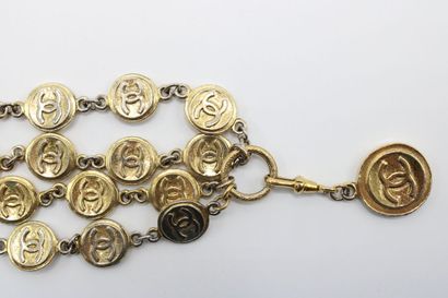 null CHANEL. 
Part of a gilded metal bracelet, signed on one link.
Length: 19cm.
Expert:...
