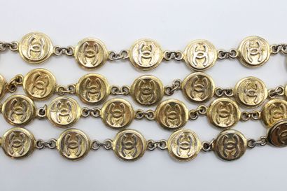 null CHANEL. 
Part of a gilded metal bracelet, signed on one link.
Length: 19cm.
Expert:...