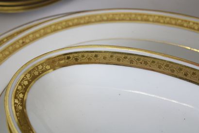 null BERNARDAUD Limoges. 
Service de 129 pièces en porcelaine à décor de frise dorée...