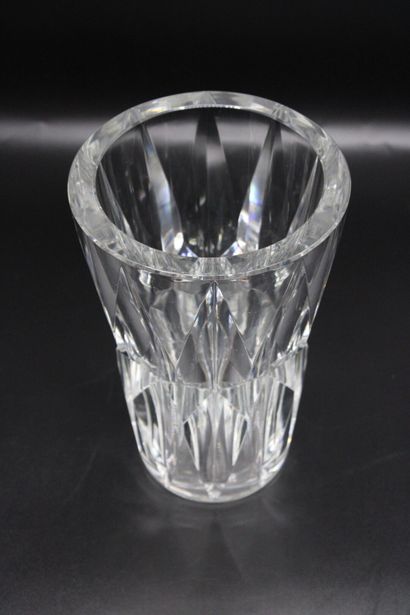 null SAINT-LOUIS (Attribué à). 
Vase en cristal taillé. 
Hauteur : 20 cm.