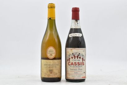 Assortiment de 2 bouteilles de vin et spiritueux de Bourgogne : BOURGOGNE ALIGOTE...