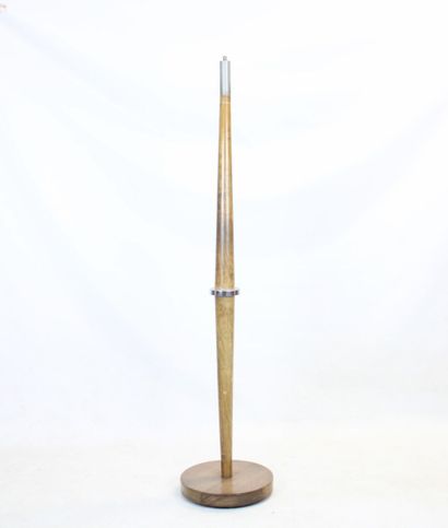  In the style of André ARBUS.
Art Deco floor lamp in wood, resting on a circular... Gazette Drouot