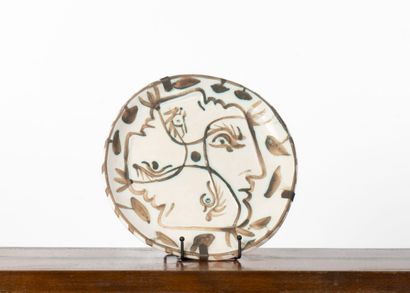  Pablo PICASSO (1881-1973) & Atelier Madura.
Round square plate decorated with... Gazette Drouot