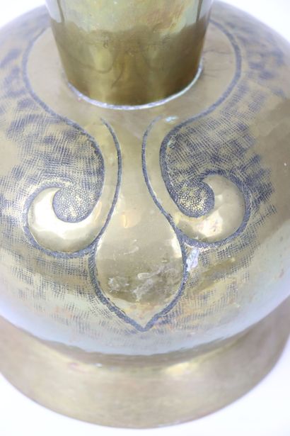 null Important vase balustre en laiton sur piédouche à décor repoussé d'un écusson,...