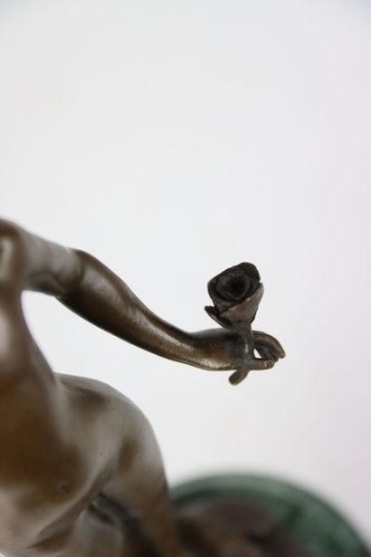 null MILO (1893-1970), La fillette à la rose, sculpture en bronze, signé, reposant...