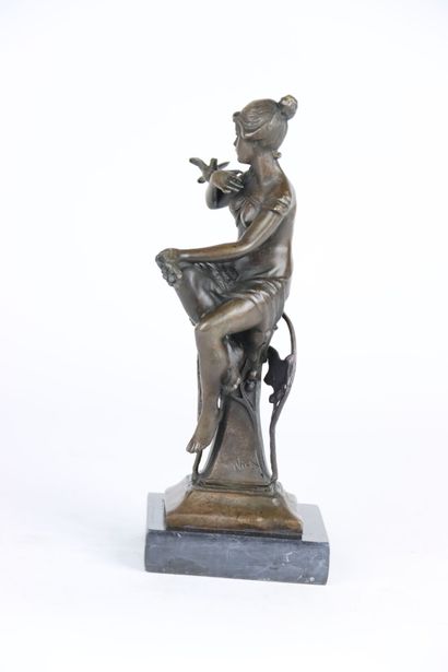 null NICK (XXe siècle), La jeune fille à l'oiseau, bronze signé, base en marbre noir,...