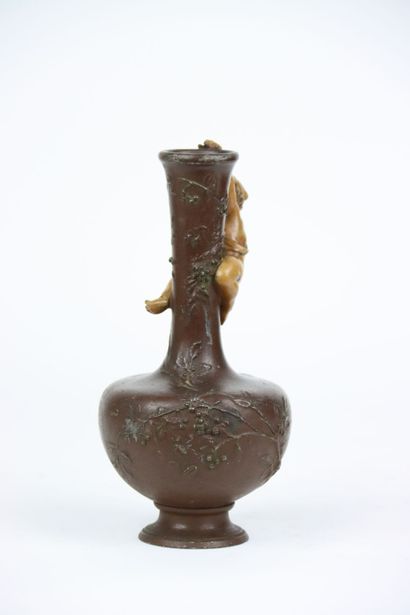 null Vase soliflore en bronze et régule à décor de putto sculpté à patine beige,...