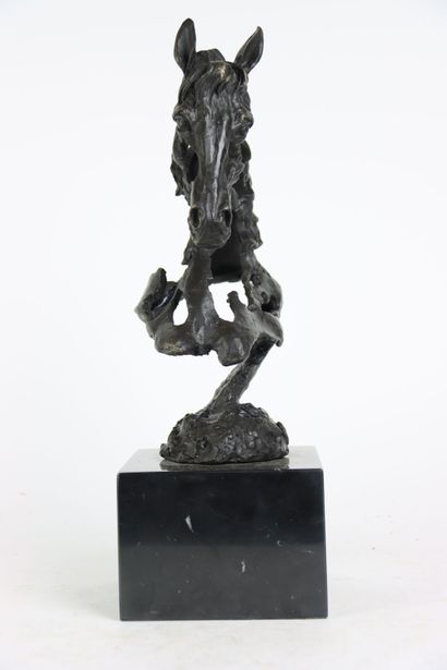 null GADI (XXe siècle),Tête de cheval stylisée, bronze signé, support en marbre noir....