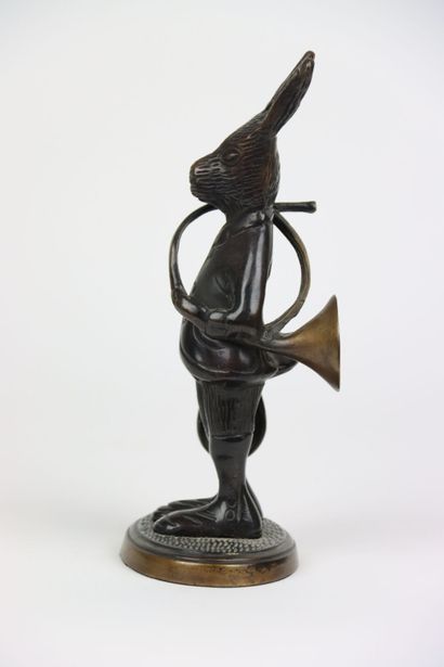 null Lièvre tenant une trompe de chasse, sculpture en bronze, édition moderne. Hauteur...