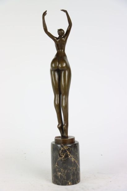 null JUNO (XXe siècle), Danseuse formant un arc avec ses bras, bronze sur socle de...