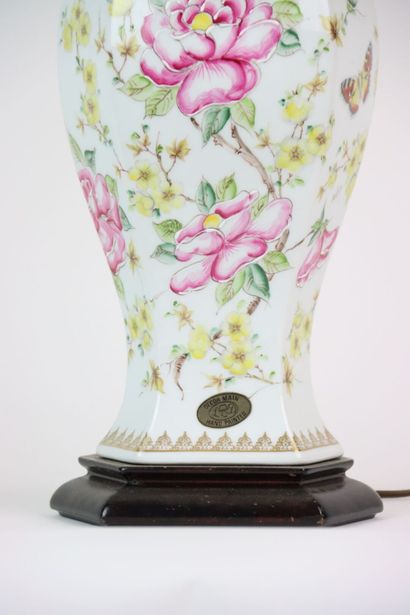 null CHINE. Vase en porcelaine céladon monté en lampe. Hauteur : 47 cm.