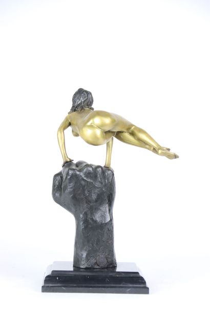 null JUNO (XXe siècle), Nu féminin sautant au-dessus d'un poing, bronze à double...