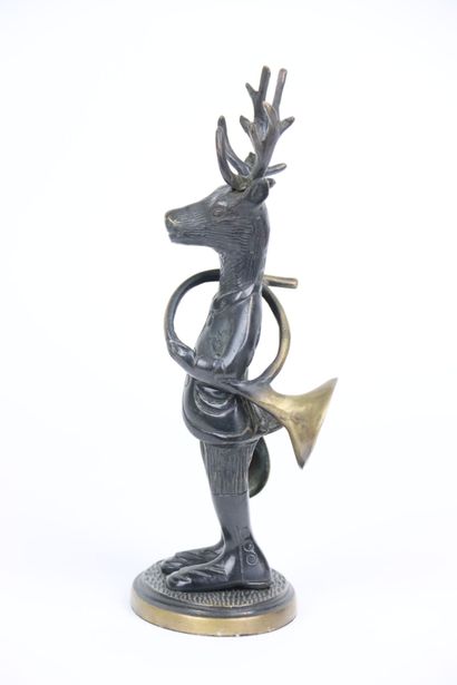 null Cerf tenant une trompe de chasse, sculpture en bronze, édition moderne. Hauteur...