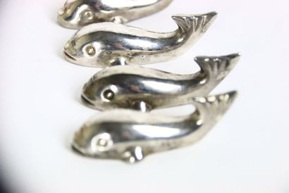 null Réunion de douze porte-couteaux en métal argenté figurant des poissons. Longueur...
