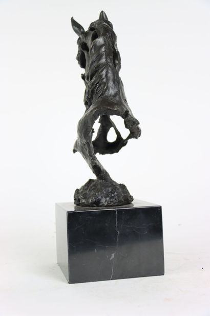 null GADI (XXe siècle),Tête de cheval stylisée, bronze signé, support en marbre noir....