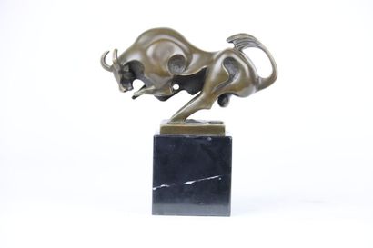 null MILO Martin ( 1893-1970), Taureau stylisé, bronze moderne, signé MILO sur piédestal,...