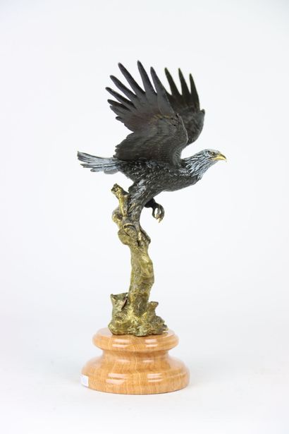 null JUNO (XXe siècle) Aigle royal déployant ses ailes, bronze à double patine signé...