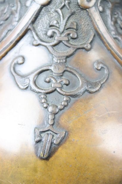 null JAPON, vase en bronze à panse ovoïde et long col décoré de frises en relief...
