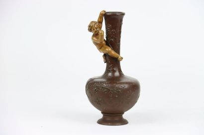 null Vase soliflore en bronze et régule à décor de putto sculpté à patine beige,...