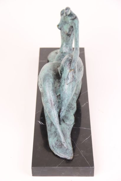 null MILO (1893-1970), Femme aux cuisses plantureuses, bronze à patine bleu/gris...